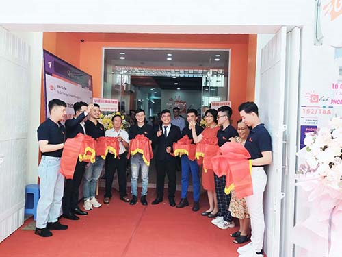 Các đại biểu thực hiện nghi thức cắt băng khai trương phòng khám.