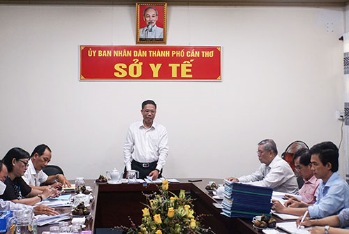 Ông Nguyễn Thực Hiện, Phó Chủ tịch UBND TP Cần Thơ làm Chủ tịch Hội đồng bình xét danh hiệu cho các thầy thuốc của thành phố.