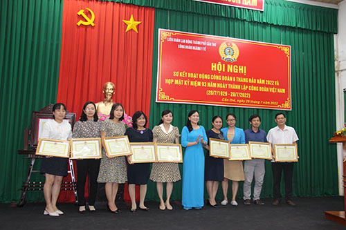 Bà Nguyễn Thị Ngọc Lý, Chủ tịch Công đoàn Ngành Y tế TP Cần Thơ trao bằng khen cho các tập thể.
