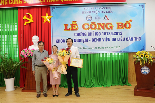BSCKII. Lê Văn Đạt – Giám đốc bệnh viện Da liễu thay mặt bệnh viện nhận chứng chỉ công nhận ISO 15189:2012