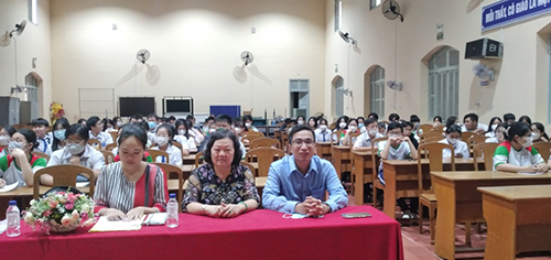 Các em học sinh tham dự buổi truyền thông Trường THPT Phan Ngọc Hiển