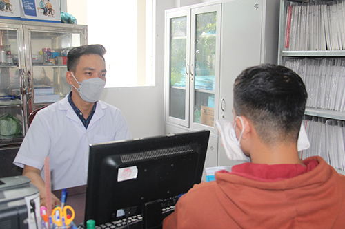 Bác sĩ thực hiện khám và tư vấn cho bệnh nhân đến nhận thuốc ARV tại phòng khám OPC, Trung tâm Y tế quận Bình Thủy.