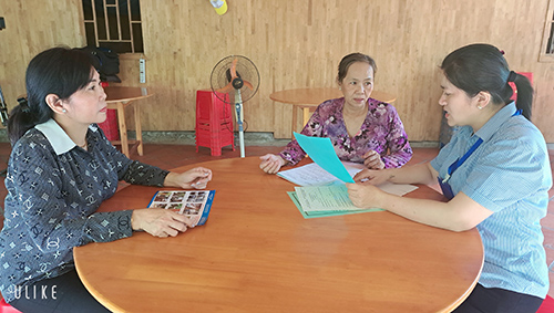 Bà La Thị Tố Như - Trưởng khoa ATTP, Trung tâm Y tế hướng dẫn hồ sơ về ATTP cho hộ gia đình kinh doanh bánh dân gian