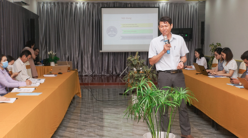 Ông Dáp Thanh Giang, trưởng Khoa Phòng chống HIV/AIDS phát biểu tại buổi tập huấn. Ảnh: Lê Huy.