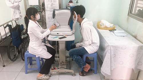 BS Nguyễn Hải Lý Trung tâm Y tế quận Ninh Kiều đo thị lực cho các thí sinh đăng ký tuyển sinh quân sự, tuyển sinh quân sự cơ sở năm 2023