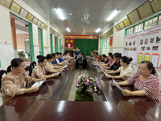 Trung tâm Y tế huyện Phong Điền phối hợp cùng Trường mầm non Trường Long tập trung triển khai tuyên truyền bệnh thủy đậu cho giáo viên
