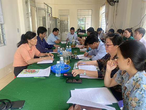 Đoàn giám sát của Trung tâm Y tế tại Trạm Y tế xã Vĩnh Trinh