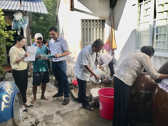 Diệt lăng quăng, bọ gậy là trách nhiệm của mọi nhà. Cộng đồng chung tay để đẩy lùi bệnh sốt xuất huyết. Ảnh: Trí Hùng