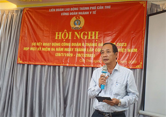 Ông Phạm Phú Trường Giang, Phó Giám đốc Phụ trách điều hành Sở Y tế phát biểu tại hội nghị.