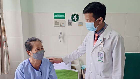 Bác sĩ thăm khám cho bệnh nhân trước khi xuất viện