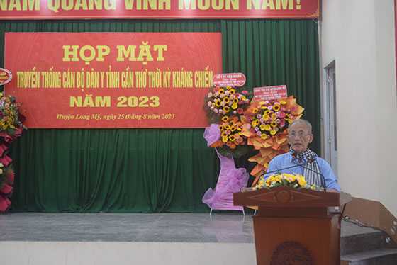 Ông Phạm Phú Ngô, nguyên Trưởng Ban Liên lạc ngành Y tế tỉnh Cần Thơ ôn lại những truyền thống hào hùng, anh dũng của ngành Y tế thời kỳ kháng chiến chống Mỹ cứu nước. Ảnh: BS.CKI Trường Quốc Chiến