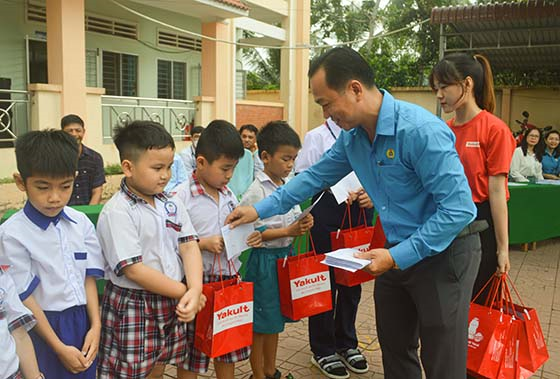 Ông Nguyễn Ngọc Tấn, Phó Chủ tịch Liên đoàn Lao động TP Cần Thơ tặng quà cho các em học sinh.