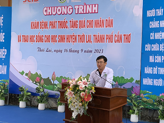 Ông Kiều Ngọc Minh, Phó Giám đốc Bệnh viện Lê Văn Thịnh phát biểu tại buổi khám chữa bệnh và tặng quà cho người dân.