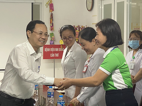 Bí thư Thành ủy Nguyễn Văn Hiếu thăm hỏi cán bộ Bệnh viện Nhi đồng TP Cần Thơ.
