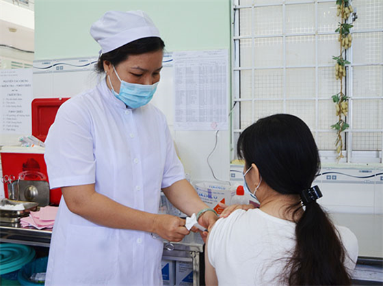 Người dân đến tiêm vắc xin ngừa bệnh tại Trung tâm Kiểm soát bệnh tật TP Cần Thơ.