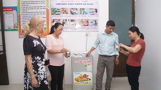 Đoàn kiểm tra tủ bảo quản thức ăn tại trường mầm non Việt Mỹ. Ảnh: Lê Huy