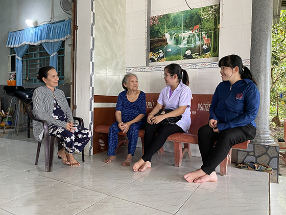 Kiểm soát tốt thời gian của bản thân, suy nghĩ tích cực, thức luyện tập phù hợp với sở thích, tuổi tác, nghề nghiệp và điều kiện sức khỏe. Ảnh: Cán bộ Trạm Y tế xã Đông Thuận, huyện Thới Lai thăm khám, trò chuyện cùng người cao tuổi, vận động người cao tuổi tham gia các hoạt động tập luyện, giải trí phù hợp.