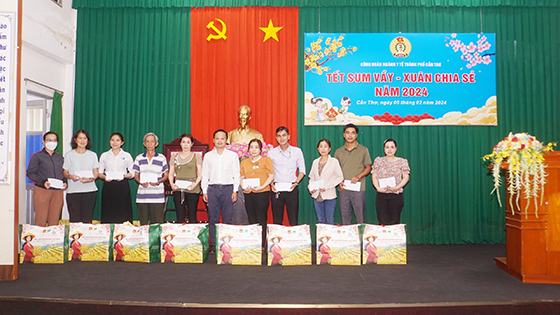 Ông Hoàng Quốc Cường, Giám đốc Sở Y tế TP Cần Thơ trao quà cho người lao động, đoàn viên.