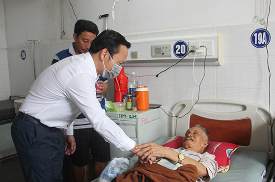 Ông Hoàng Quốc Cường, Giám đốc Sở Y tế thăm hỏi, tặng quà cho bệnh nhân tại Bệnh viện Đa khoa TP Cần Thơ.