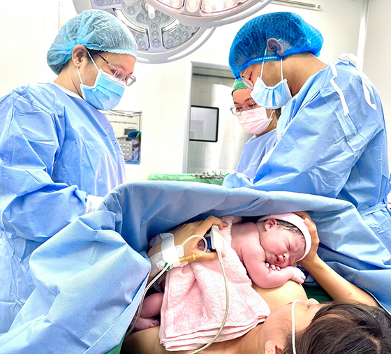 Bác sĩ Uyên người phẫu thuật chính, luôn bình tĩnh, nhẹ nhàng cùng với ê kíp giải quyết nhanh chóng, cứu chữa kịp thời mang nụ cười, niềm hạnh phúc cho các gia đình sản phụ