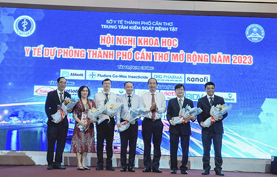Ông Phạm Phú Trường Giang, Phó Giám đốc Sở Y tế TP Cần Thơ tặng hoa cho các thành viên trong chủ tọa đoàn Hội nghị khoa học y tế dự phòng thành phố Cần Thơ mở rộng năm 2023