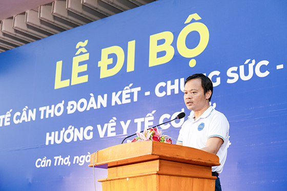 Ông Hoàng Quốc Cường, Giám đốc Sở Y tế phát biểu khai mạc tại Lễ đi bộ. Ảnh: Kim Nhiên