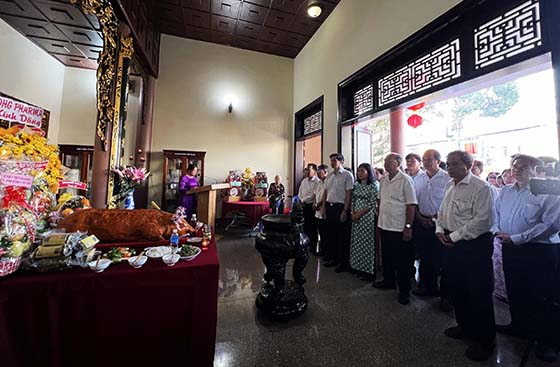 Các đồng chí lãnh đạo thành phố, lãnh đạo Sở Y tế, các ban ngành, đoàn thể và các y, bác sĩ của ngành y tế đến dự lễ giỗ và dâng hương tại đền thờ.