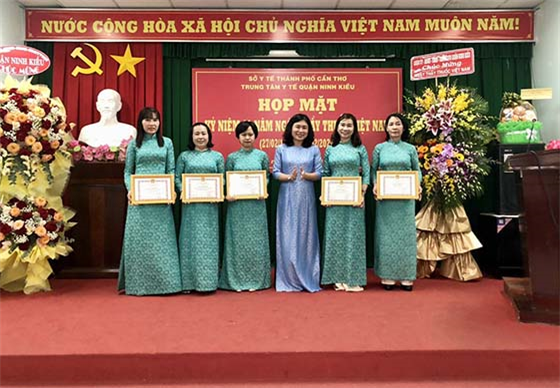 Bà Nguyễn Ngọc Việt Nga – Phó Giám đốc Sở Y tế thành phố Cần Thơ trao giấy khen cho tập thể hoàn thành tốt nhiệm vụ năm 2023
