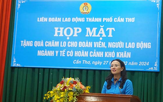 Bà Lê Thị Sương Mai, Chủ tịch Liên đoàn Lao động TP Cần Thơ phát biểu tại buổi họp mặt.