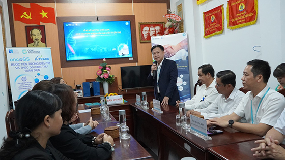 TS.BS Võ Văn Kha, Giám đốc Bệnh viện Ung bướu thành phố Cần Thơ phát biểu tại buổi ký kết