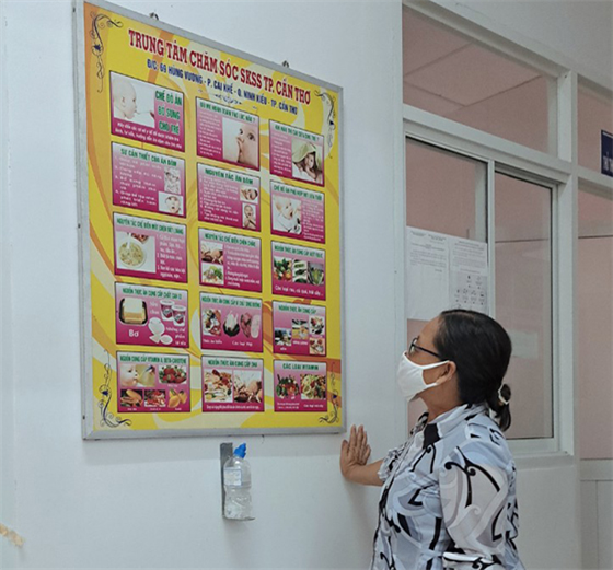 Người dân tìm hiểu thông tin chăm sóc sức khỏe sinh sản áp phích truyền thông tại Trung tâm Y tế quận Bình Thủy