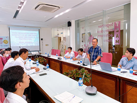Ông Nguyễn Thành Lập, Trưởng phòng Nghiệp vụ Y, Sở Y tế, trưởng đoàn kiểm tra phát biểu tại BV Quốc tế Phương Châu.