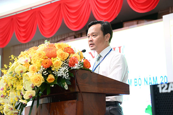 Ông Hoàng Quốc Cường, Giám đốc Sở Y tế TP Cần Thơ, Cụm Trưởng Cụm thi đua các Sở Y tế miền Tây Nam bộ năm 2024 phát biểu tại hội nghị