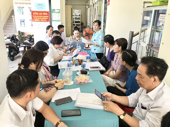 Đoàn kiểm tra làm việc tại Trạm Y tế phường Thới Bình. Ảnh: VĂN TOÀN