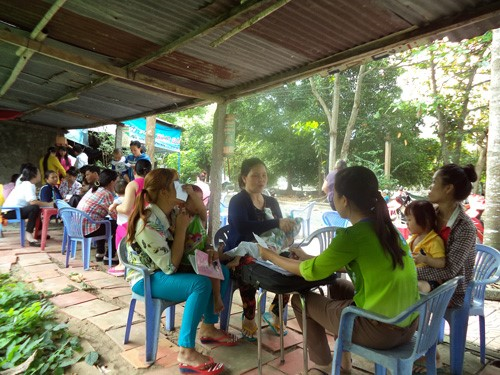 Đoàn điều tra Trung tâm kiểm soát bệnh tật thành phố Cần Thơ tiến hành phỏng vấn bà mẹ
