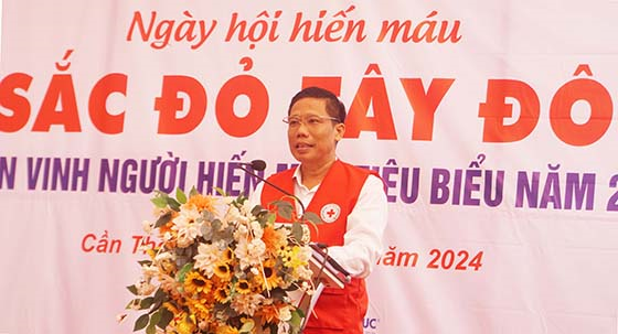 Ông Nguyễn Thực Hiện, Phó Chủ tịch UBND thành phố, Trưởng Ban Chỉ đạo Vận động hiến máu tình nguyện TP Cần Thơ phát biểu tại lễ Tôn vinh người hiến máu tiêu biểu năm 2024.
