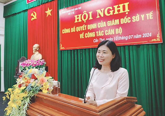 Bà Nguyễn Ngọc Việt Nga, Phó Giám đốc Sở Y tế TP Cần Thơ phát biểu tại hội nghị công bố các quyết định về công tác cán bộ.