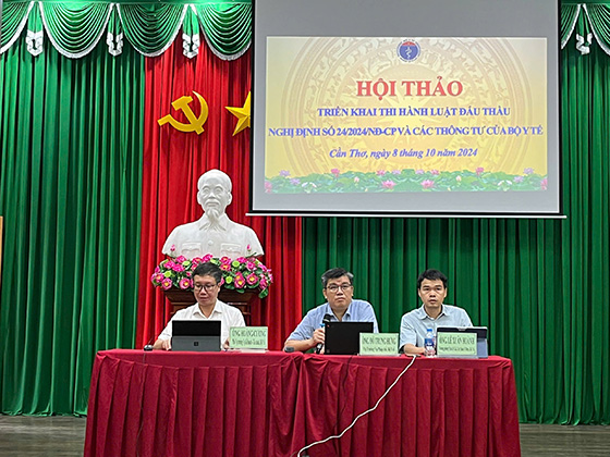 Chủ tọa đoàn đến từ Bộ Y tế giải đáp những thắc mắc, ghi nhận những khó khăn, vướng mắc và đề xuất, kiến nghị của các đơn vị.
