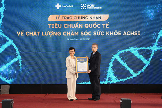 Bà Huỳnh Bích Liên, Tổng Giám đốc Tập đoàn Y khoa Hoàn Mỹ trao chứng nhận ACHSI cho ông Nguyễn Văn Hoàng, Giám đốc Bệnh viện Hoàn Mỹ Cửu Long