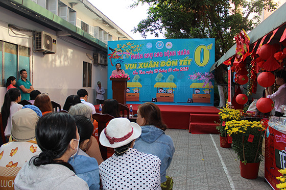 Ông Lê Tiến Mãnh, Phó Giám đốc Bệnh viện Ung bướu TP Cần Thơ phát biểu tại Chương trình khai mạc Phiên chợ “0 đồng” cho bệnh nhân Vui xuân đón Tết.