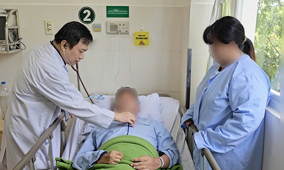 Bác sĩ thăm khám cho bệnh nhân