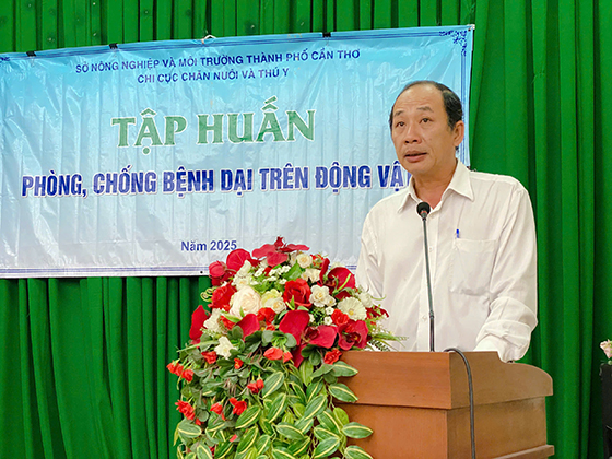 Ông Phạm Phú Trường Giang, Phó Giám đốc Sở Y tế TP Cần Thơ phát biểu tại lớp tập huấn phòng, chống bệnh dại.