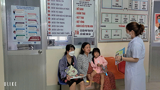 Bác sĩ Nguyễn Thị Trà My hướng dẫn bệnh nhân về tiêm phòng uốn ván