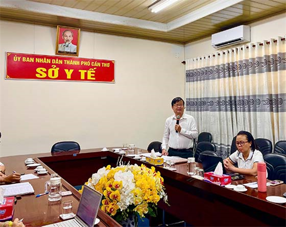 Ông Huỳnh Minh Trúc, Giám đốc Trung tâm Kiểm soát bệnh tật TP Cần Thơ góp ý dự thảo Luật phòng bệnh tại hội nghị.