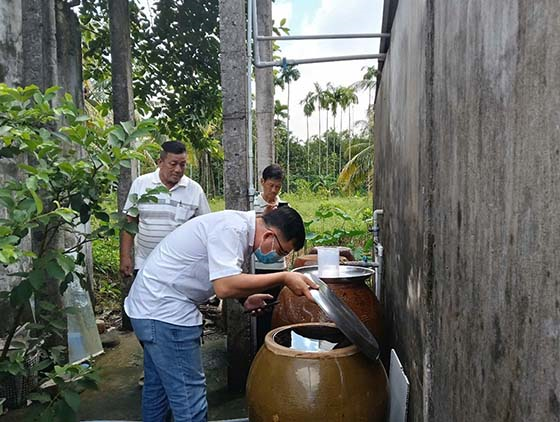 Kiểm tra lăng quăng tại các hộ dân