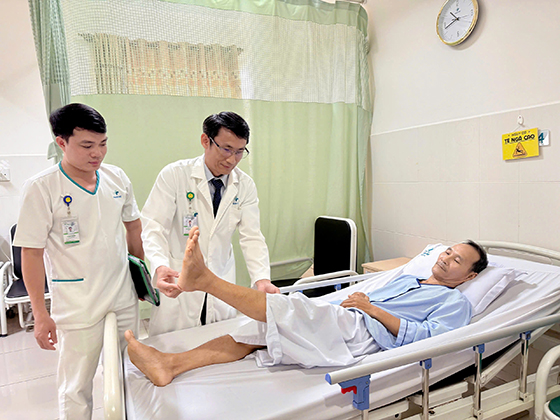 Bác sĩ thăm khám cho bệnh nhân sau phẫu thuật