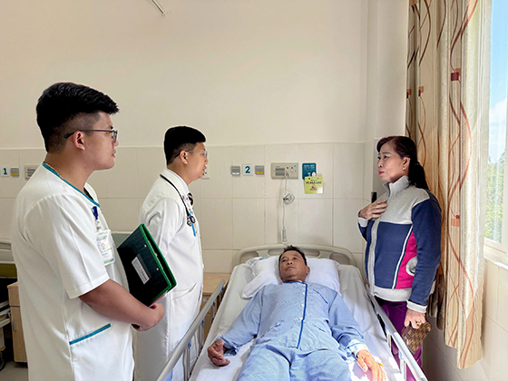 Bác sĩ thăm hỏi tình hình sức khỏe bệnh nhân sau can thiệp