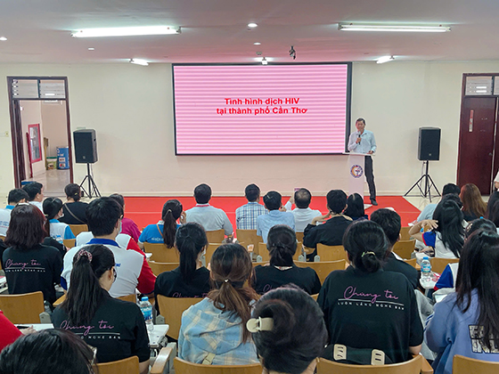 Ông Dáp Thanh Giang, Trưởng khoa Phòng chống HIV/AIDS, CDC Cần Thơ trình bày tại chương trình giao lưu.