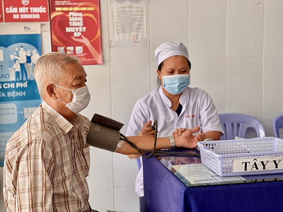 Người cao tuổi cần được kiểm tra sức khỏe định kỳ.