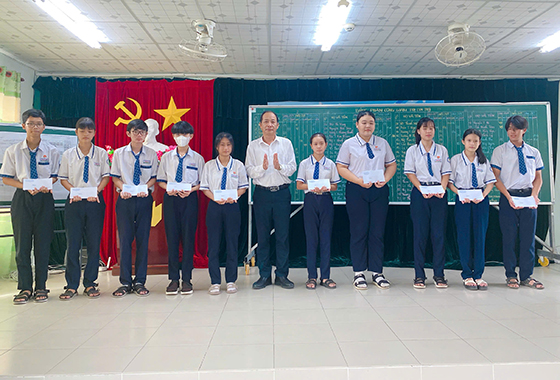 SYT TRAO HOC BONG THPT TL - 02.jpg